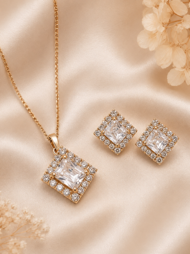 Découvrez la Parure Éclat Impérial™. Un ensemble collier et boucles d’oreilles dorés sertis de cristaux éclatants pour un look luxueux et intemporel.