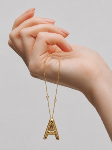 Découvrez le Collier Initiale Royale™ Lettre A. Un bijou personnalisé au design minimaliste et luxueux, parfait pour offrir ou se faire plaisir. Garantie à vie.
