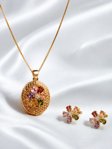 Découvrez la Parure Éclat Arc-en-Ciel™. Ensemble collier et boucles d'oreilles dorés ornés de cristaux multicolores. Élégance, couleur et garantie à vie.