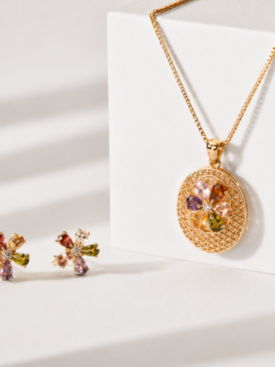 Découvrez la Parure Éclat Arc-en-Ciel™. Ensemble collier et boucles d'oreilles dorés ornés de cristaux multicolores. Élégance, couleur et garantie à vie.