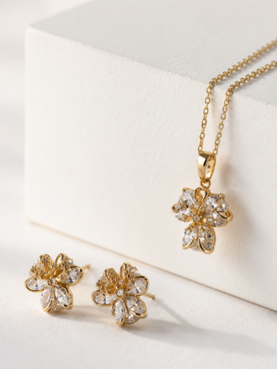 Parure fleur en or plaqué avec collier et boucles d'oreilles assortis. Cristaux scintillants, élégance féminine et garantie à vie.
