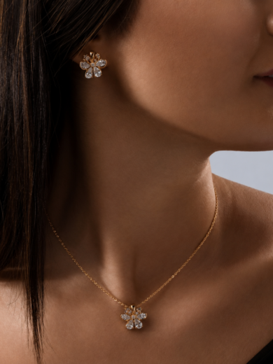 Parure fleur en or plaqué avec collier et boucles d'oreilles assortis. Cristaux scintillants, élégance féminine et garantie à vie.
