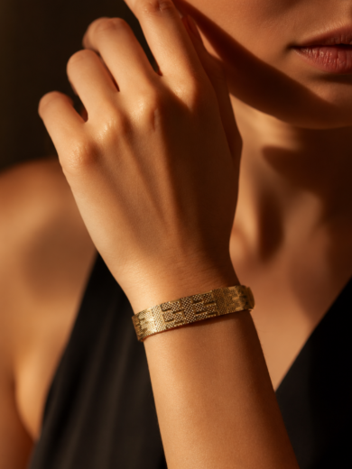 Bracelet manchette doré pour femme en or plaqué premium. Design élégant et intemporel avec garantie à vie Maison Elixara.