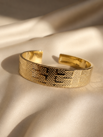 Bracelet manchette doré pour femme en or plaqué premium. Design élégant et intemporel avec garantie à vie Maison Elixara.