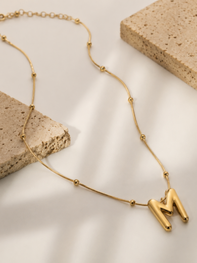 collier initiale femme, collier lettre M, pendentif lettre doré, collier personnalisé femme, bijou initiale femme, collier minimaliste doré, cadeau personnalisé femme, collier or plaqué femme, pendentif alphabet femme, bijoux élégants femme.