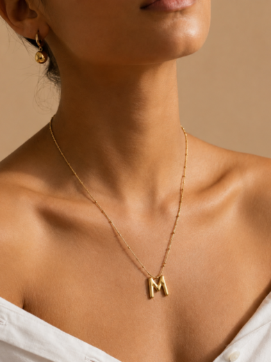 collier initiale femme, collier lettre M, pendentif lettre doré, collier personnalisé femme, bijou initiale femme, collier minimaliste doré, cadeau personnalisé femme, collier or plaqué femme, pendentif alphabet femme, bijoux élégants femme.
