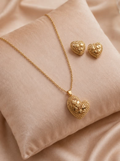 Parure dorée pour femme comprenant collier cœur et boucles d’oreilles assorties. Élégance intemporelle, or plaqué premium et garantie à vie.
