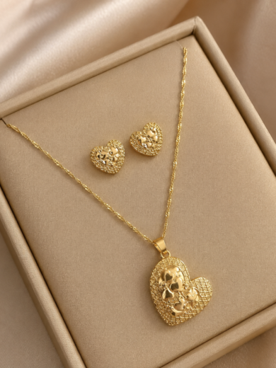 Parure dorée pour femme comprenant collier cœur et boucles d’oreilles assorties. Élégance intemporelle, or plaqué premium et garantie à vie.