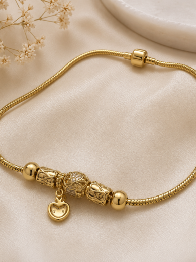 Parure Céleste Royale collier et bracelet dorés sur fond neutre