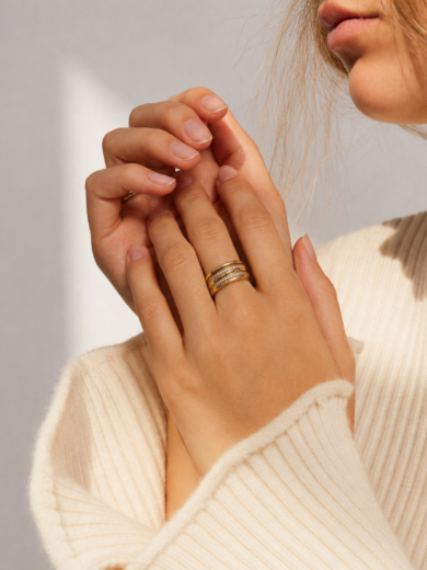 Bague femme en acier inoxydable avec placage or premium et pierres scintillantes. Élégante, résistante à l'eau et garantie à vie contre la décoloration.