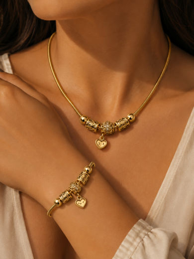 Parure Céleste Royale collier et bracelet dorés sur fond neutre