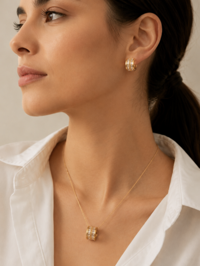 Parure Lumière Royale dorée avec collier fin et boucles d'oreilles sertis de cristaux scintillants sur fond élégant beige.